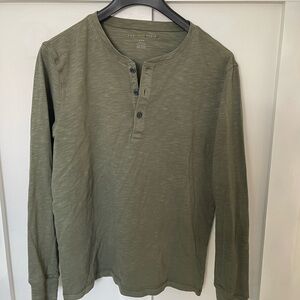 American Eagle Outfitters Olive Long Sleeve Henley Mens Medium green NWOT